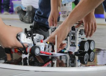 Intensas batallas de robots en Intelibots Tournament 2019