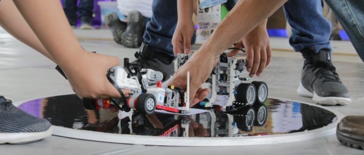 Intensas batallas de robots en Intelibots Tournament 2019