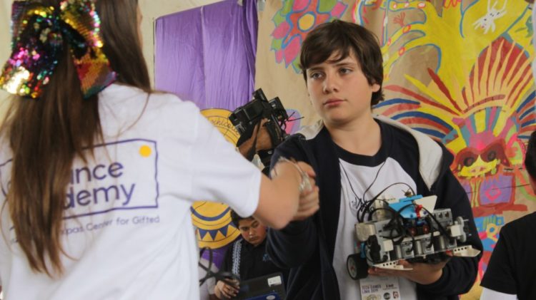 Intensas batallas de robots en Intelibots Tournament 2019
