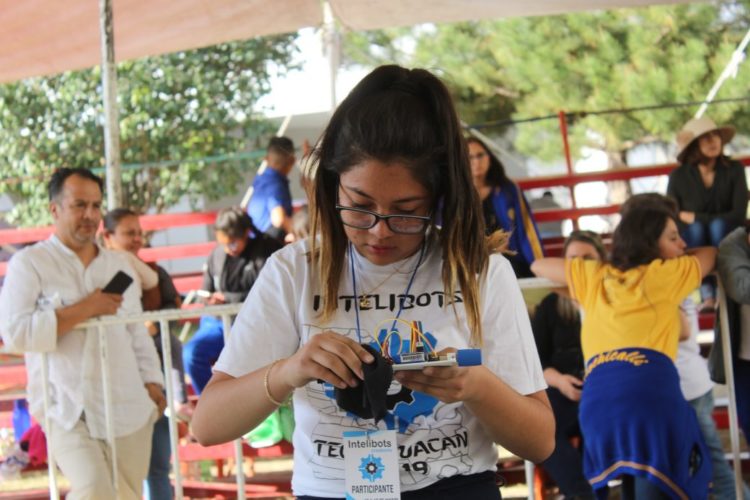 Intensas batallas de robots en Intelibots Tournament 2019